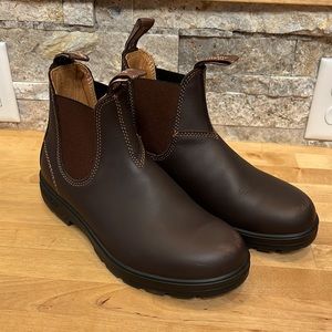Blundstone #550 Leather Chelsea boots in Walnut. Women’s size 8.